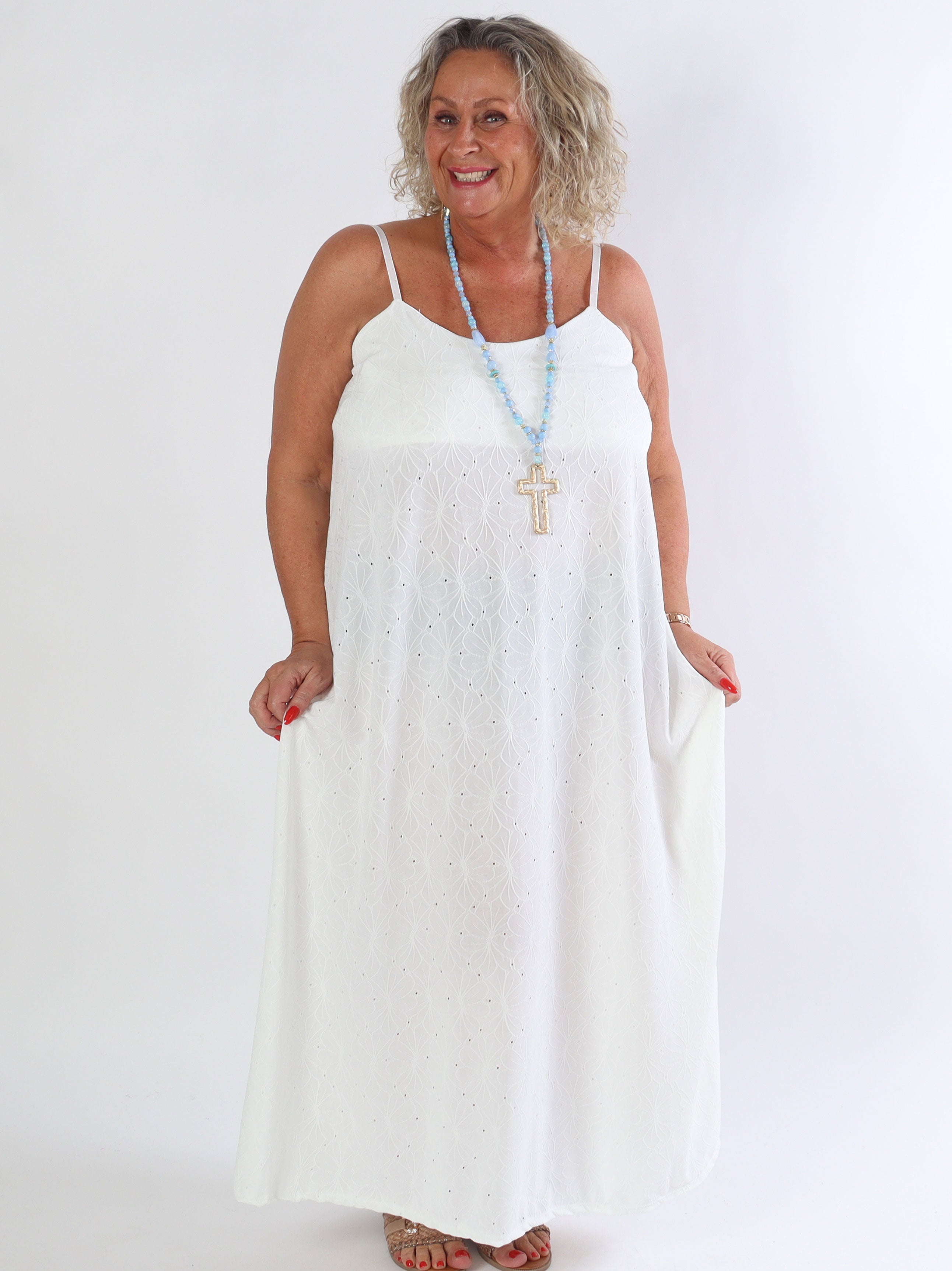 Emilie - Plus size-klänning i mjukt tyg med broderie anglaise